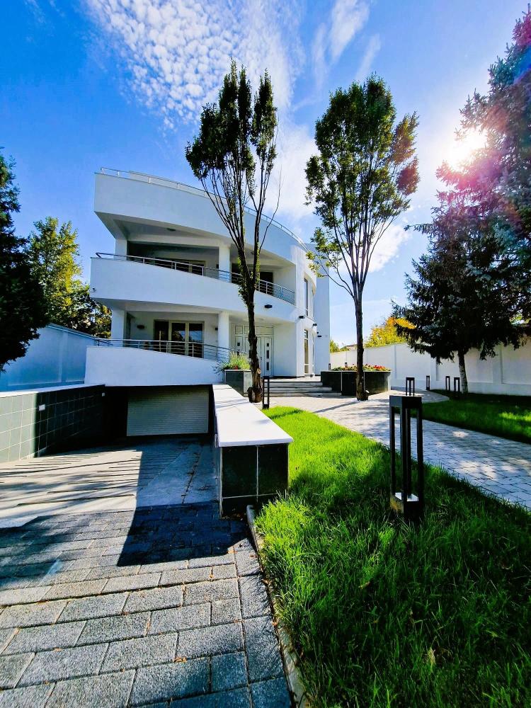 Vila de Lux - 8 camere - cu Gradina Impresionanta si Piscina