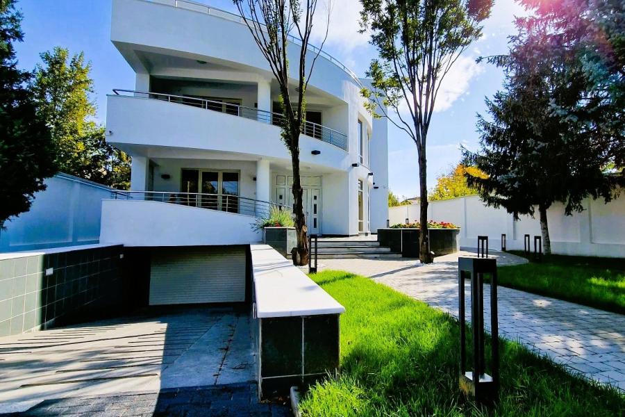 Vila de Lux - 8 camere - cu Gradina Impresionanta si Piscina