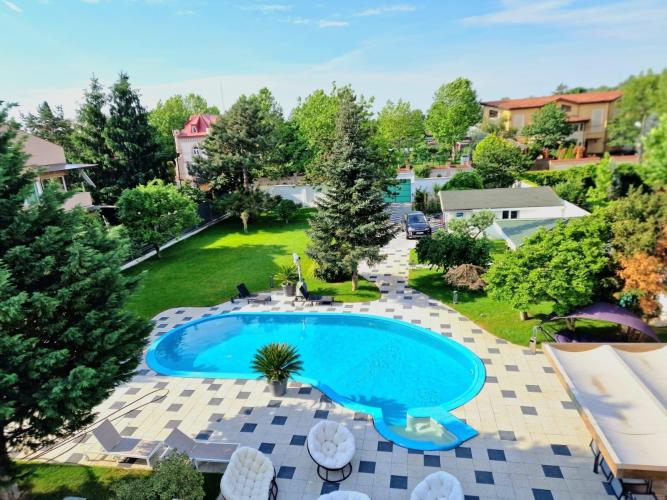 Vila de Lux - 8 camere - cu Gradina Impresionanta si Piscina