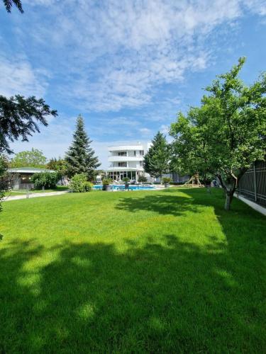 Vila de Lux - 8 camere - cu Gradina Impresionanta si Piscina
