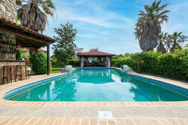 Casă individuală cu piscina de vanzare in Grecia || Halkidiki Kassandra